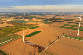 Image drone de Parc éolien EnBW - éolienne avec 6 éoliennes à Freckenfeld dans le département Rhénanie-Palatinat, Allemagne