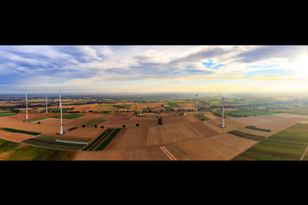 Parc éolien EnBW - éolienne avec 6 éoliennes à Freckenfeld dans le département Rhénanie-Palatinat, Allemagne d'un drone