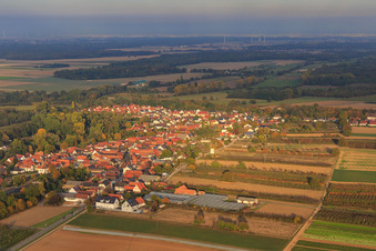 Vue aérienne de Vue du village depuis le sud-ouest à Winden dans le département Rhénanie-Palatinat, Allemagne