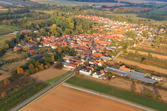 Vue aérienne de Vue du village depuis le sud-ouest à Winden dans le département Rhénanie-Palatinat, Allemagne