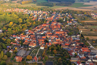 Vue aérienne de De l'église à la rue principale depuis l'ouest à Winden dans le département Rhénanie-Palatinat, Allemagne
