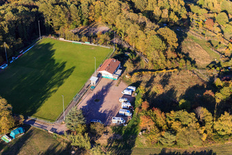 Terrain de sport et parking pour mobil-homes du club de football SV 1946 Dörrenbach Dörrenbach à Dörrenbach dans le département Rhénanie-Palatinat, Allemagne d'en haut