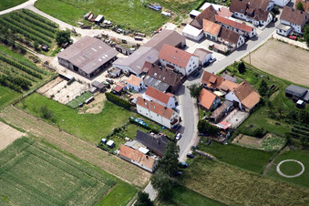Rue Wiesen à le quartier Mühlhofen in Billigheim-Ingenheim dans le département Rhénanie-Palatinat, Allemagne hors des airs