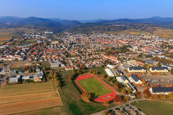Vue aérienne de Terrain de sport de l'ancienne caserne Mackensen à Bad Bergzabern dans le département Rhénanie-Palatinat, Allemagne