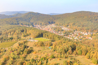 Terrain de sport et parking pour mobil-homes du club de football SV 1946 Dörrenbach Dörrenbach à Dörrenbach dans le département Rhénanie-Palatinat, Allemagne hors des airs