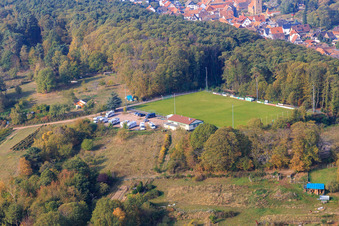 Terrain de sport et parking pour mobil-homes du club de football SV 1946 Dörrenbach Dörrenbach à Dörrenbach dans le département Rhénanie-Palatinat, Allemagne vue d'en haut