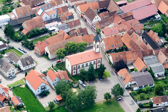 Vue aérienne de Église protestante Mühlhofen à le quartier Mühlhofen in Billigheim-Ingenheim dans le département Rhénanie-Palatinat, Allemagne