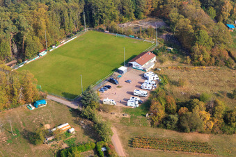 Terrain de sport et parking pour mobil-homes du club de football SV 1946 Dörrenbach Dörrenbach à Dörrenbach dans le département Rhénanie-Palatinat, Allemagne depuis l'avion