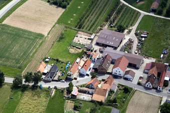 Rue Wiesen à le quartier Mühlhofen in Billigheim-Ingenheim dans le département Rhénanie-Palatinat, Allemagne depuis l'avion