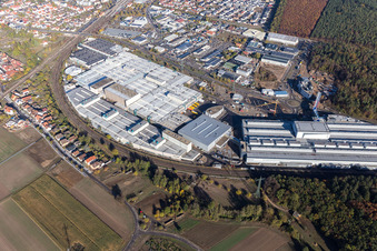 Vue oblique de Agrandissement - nouvelle construction - chantier dans les bâtiments et halls de production de l'usine SEW-EURODRIVE GmbH & Co KG à le quartier Graben in Graben-Neudorf dans le département Bade-Wurtemberg, Allemagne