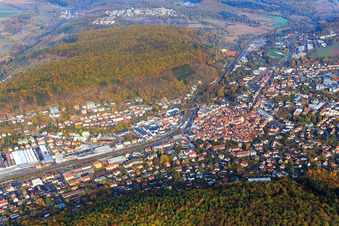 Vue aérienne de Vue de la ville de l'Elztal depuis le sud-ouest à Mosbach dans le département Bade-Wurtemberg, Allemagne
