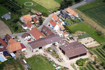 Rue Wiesen à le quartier Mühlhofen in Billigheim-Ingenheim dans le département Rhénanie-Palatinat, Allemagne d'un drone