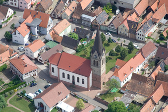 Vue aérienne de Bâtiment d'église au centre du village à Steinweiler dans le département Rhénanie-Palatinat, Allemagne
