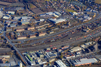 Vue aérienne de Zone commerciale de la Veitshöchheimer Straße, avec antenne de l'Office des étrangers (asile, séjours humanitaires) dans une ancienne caserne. Preuer GmbH et ARC Auto-Recycling-Center GmbH à le quartier Dürrbachtal in Würzburg dans le département Bavière, Allemagne