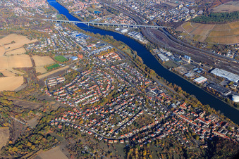 Vue aérienne de Vue de la ville sur les rives du Main depuis le sud-ouest à Zell am Main dans le département Bavière, Allemagne