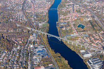 Vue aérienne de Veitshöchheim, pont principal à Margetshöchheim dans le département Bavière, Allemagne