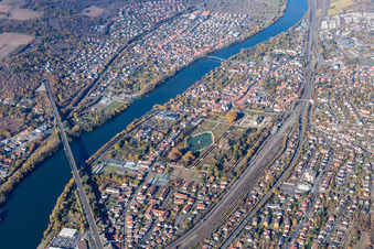 Vue aérienne de Pont ferroviaire-fluvial sur le Main à Veitshöchheim dans le département Bavière, Allemagne