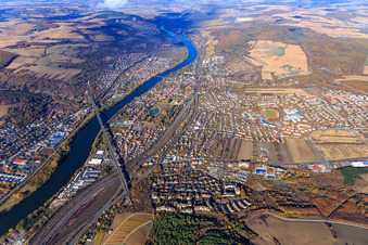 Vue aérienne de Pont principal du chemin de fer à Margetshöchheim dans le département Bavière, Allemagne