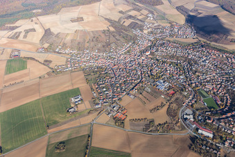 Vue aérienne de Vue du village en bordure des champs agricoles et des terres agricoles à Rimpar dans le département Bavière, Allemagne