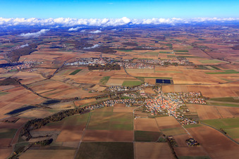 Vue aérienne de Vue du village depuis le sud à Waigolshausen dans le département Bavière, Allemagne