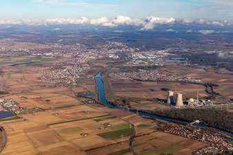 Vue aérienne de Les rives du Main entre Bergrheinfeld et la centrale nucléaire désaffectée à Grafenrheinfeld dans le département Bavière, Allemagne