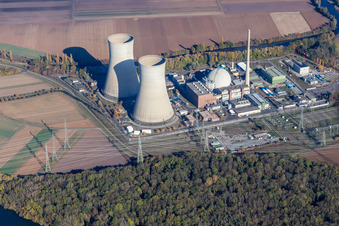 Vue aérienne de Blocs réacteurs, structures de tour de refroidissement et installations de la centrale nucléaire - centrale nucléaire - centrale nucléaire Grafenrheinfeld KKG à Grafenrheinfeld dans le département Bavière, Allemagne