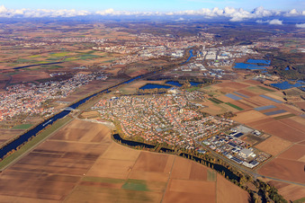 Vue aérienne de Vue de la ville sur les rives du Main depuis le sud à Grafenrheinfeld dans le département Bavière, Allemagne