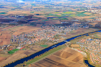 Vue aérienne de Vue de la ville sur les rives du Main depuis le sud à Bergrheinfeld dans le département Bavière, Allemagne