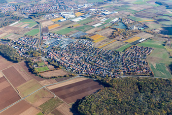Vue aérienne de Vue du village en bordure des champs agricoles et des terres agricoles à Röthlein dans le département Bavière, Allemagne