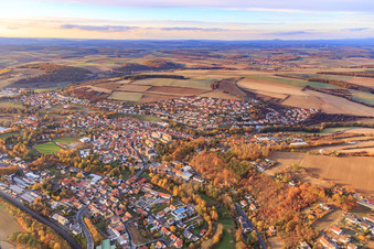 Vue aérienne de Vue de la ville depuis le sud à Arnstein dans le département Bavière, Allemagne
