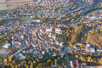 Vue aérienne de Vue des rues et des maisons dans les quartiers résidentiels à Arnstein dans le département Bavière, Allemagne