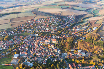 Photographie aérienne de Vue des rues et des maisons dans les quartiers résidentiels à Arnstein dans le département Bavière, Allemagne