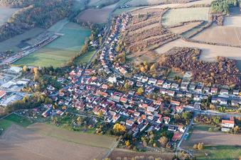 Vue oblique de Vue des rues et des maisons dans les quartiers résidentiels à Arnstein dans le département Bavière, Allemagne