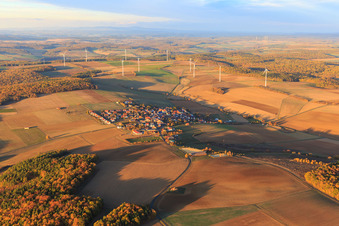Vue aérienne de Vue du village depuis le sud avec parc éolien Heßlar à le quartier Heßlar in Karlstadt am Main dans le département Bavière, Allemagne