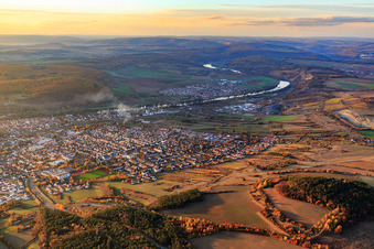 Vue aérienne de Vue de la ville sur les rives du Main depuis l'est à Karlstadt am Main dans le département Bavière, Allemagne