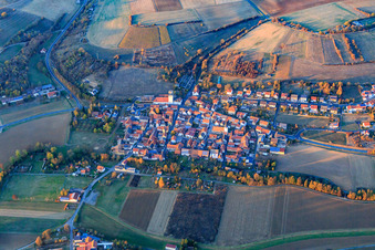 Vue aérienne de Vue du village sur la B26 depuis l'ouest à le quartier Müdesheim in Arnstein dans le département Bavière, Allemagne