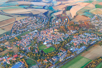 Vue aérienne de Vue d'ensemble de la ville depuis le sud-ouest à Arnstein dans le département Bavière, Allemagne