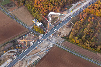 Vue aérienne de Chantier de construction du nouveau pont de l'autoroute A7 à Schraudenbach à le quartier Schraudenbach in Werneck dans le département Bavière, Allemagne