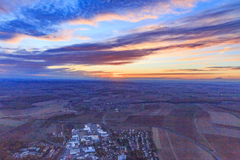 Vue aérienne de Coucher de soleil à le quartier Zeuzleben in Werneck dans le département Bavière, Allemagne