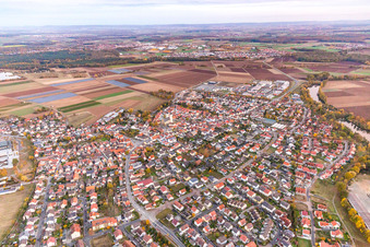 Vue aérienne de Village sur l'ancienne Main à Grafenrheinfeld dans le département Bavière, Allemagne
