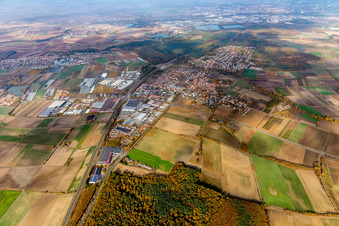 Vue aérienne de Vue du village en bordure des champs agricoles et des terres agricoles à Schwebheim dans le département Bavière, Allemagne
