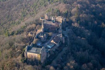Vue aérienne de Ruines et vestiges des murs de l'ancien complexe du château, ruines du château de Madenburg à Eschbach dans le département Rhénanie-Palatinat, Allemagne
