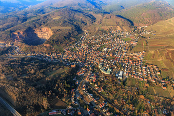 Vue aérienne de Vue de la ville en hiver depuis le sud à Albersweiler dans le département Rhénanie-Palatinat, Allemagne
