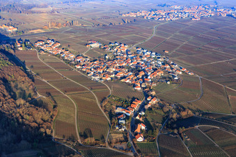 Vue aérienne de Village viticole en hiver vu du sud-ouest à Weyher in der Pfalz dans le département Rhénanie-Palatinat, Allemagne