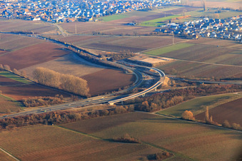 Vue aérienne de Nouvelle construction de la jonction Landau Nord pour la B272 sur l'autoroute A65 à le quartier Dammheim in Landau in der Pfalz dans le département Rhénanie-Palatinat, Allemagne