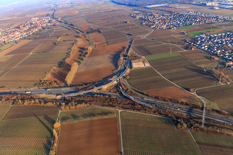 Nouvelle construction de la jonction Landau Nord pour la B272 sur l'autoroute A65 à le quartier Dammheim in Landau in der Pfalz dans le département Rhénanie-Palatinat, Allemagne hors des airs