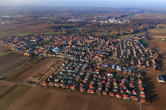 Vue aérienne de Vue d'ensemble de la ville depuis le sud-est à Steinweiler dans le département Rhénanie-Palatinat, Allemagne