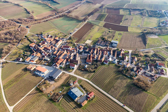 Vue aérienne de Du nord à le quartier Oberhofen in Pleisweiler-Oberhofen dans le département Rhénanie-Palatinat, Allemagne