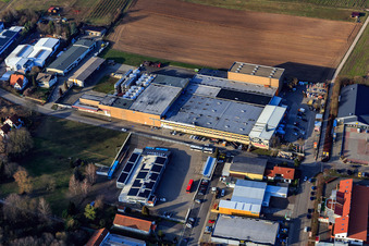 Vue aérienne de Domaine viticole ZGM Zimmermann-Graeff & Müller GmbH & Co. et HORNBACH compact Bad Bergzabern à le quartier Pleisweiler in Bad Bergzabern dans le département Rhénanie-Palatinat, Allemagne