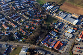 Vue aérienne de Maxburgring à le quartier Pleisweiler in Bad Bergzabern dans le département Rhénanie-Palatinat, Allemagne
